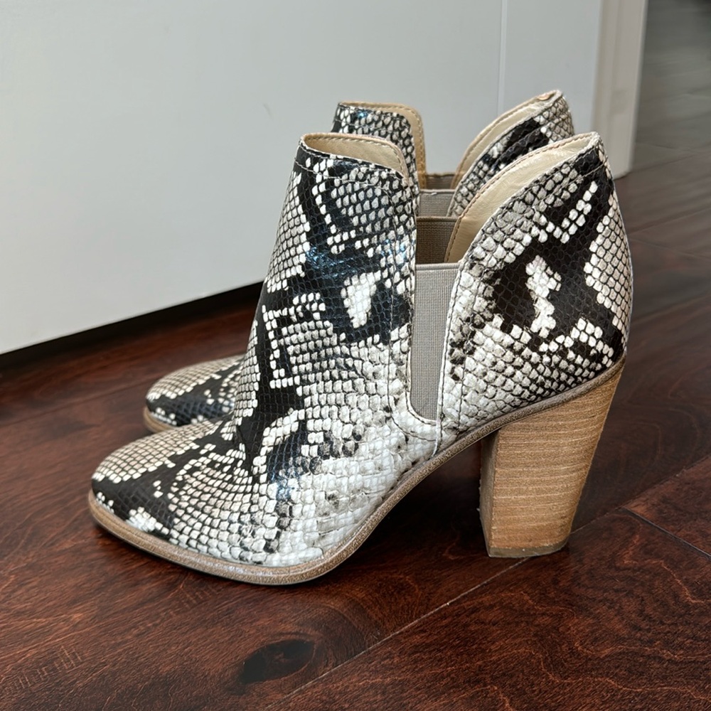Vince Camuto Leather Booties Ankle Boots Snakeskin Print VP Famhida, siz…